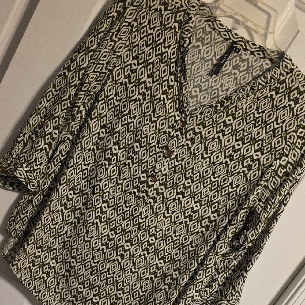 Chic Geometric V-Neck Blouse in Black and White